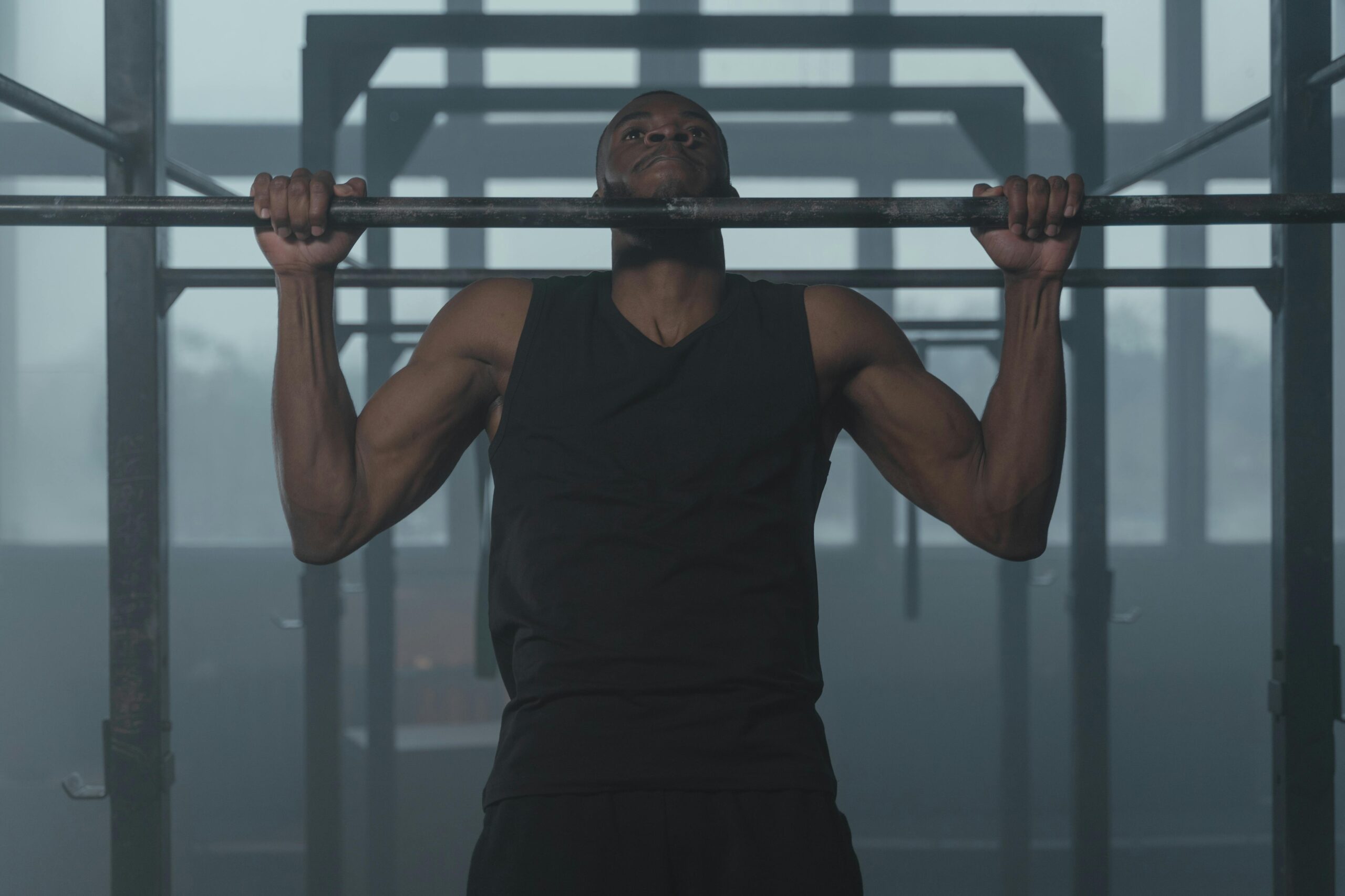 Mens Wellbeing: man working out in a gym